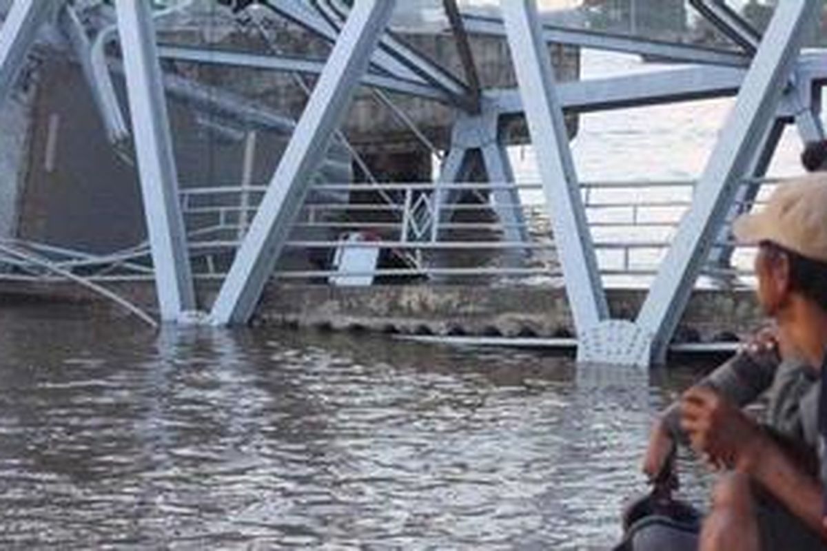 Jembatan Mahakam yang melintasi Sungai Mahakam dan membentang antara Kota Tenggarong dan Tenggarong Seberang, Kutai Kartanegara (Kukar), Kalimantan Timur, Sabtu (26/11/2011) sore runtuh. Jembatan yang dibangun tahun 1995 dengan panjang total 710 meter tersebut merupakan salah satu penghubung penting jalur lintas darat Tenggarong dengan Samarinda dan Balikpapan, Kalimantan Timur. Sedikitnya empat orang tewas dan puluhan lainnya luka-luka dalam peristiwa tersebut. 