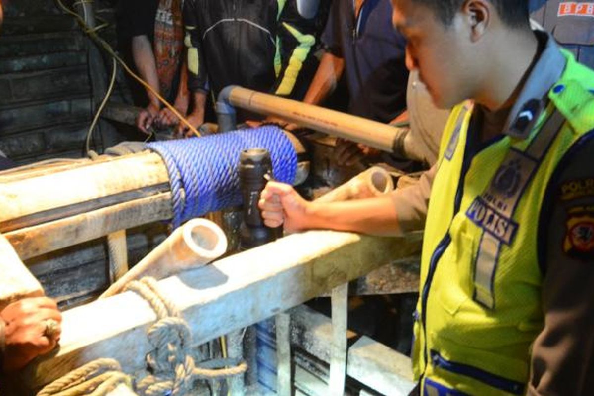 Petugas sedang meengevakuasi empat penambang yang tewas tertimbun di lubang tambang emas Kecamatan Cineam, Kabupaten Tasikmalaya, Rabu (23/7/2014). 