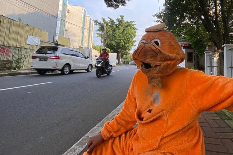 Salah satu warga Depok, Anto (30), yang bekerja sebagai orang berkostum boneka. Ia menyisiri jalan-jalan di Jakarta Selatan setiap harinya demi sesuap nasi.