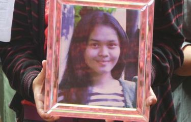 Ade Sara Angelina Suroto (19), mahasiswa yang dibunuh mantan kekasihnya Ahmad Imam Al Hafitd (19). Mayat Ade dibuang di tol JORR ruas Bekasi, kilometer 41, Jawa Barat. Ahmad dibantu Assyifa Ramadhani (19), kekasih barunya.