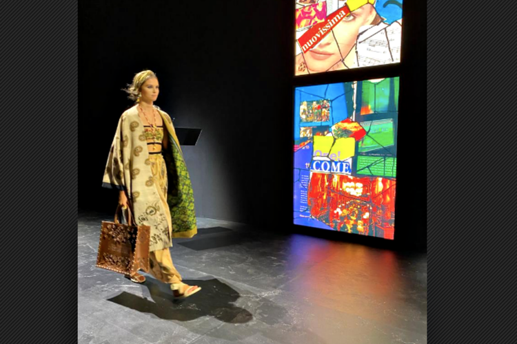 Kain Endek Bali digunakan oleh rumah mode Christian Dior untuk koleksi Spring/Summer 2021.