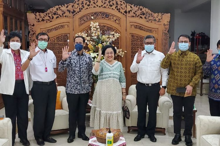 Menteri Pendidikan dan Kebudayaan (Mendikbud) Nadiem Makarim bersama dengan Ketua Dewan Pengarah Badan Pembinaan Ideologi Pancasila (BPIP) Megawati Soekarnoputri usai membahas polemik hilangnya mata pelajaran Pancasila dari kurikulum pendidikan tinggi (Sumber foto: Wakil Ketua MPR RI, Ahmad Basarah)