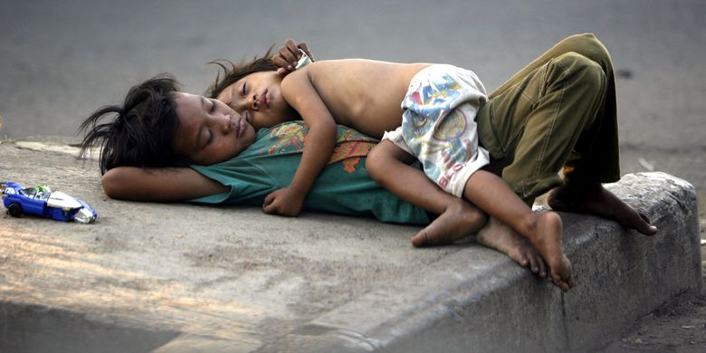 Dua anak jalanan tertidur pulas di trotoar perempatan Jalan Gelora, Jakarta. Foto yang diabadikan oleh fotografer Kompas Alif Ichwan ini menjadi foto yang ditampilkan di pameran foto Unpublished di Bentara Budaya Jakarta, 6-12 Februari 2017.