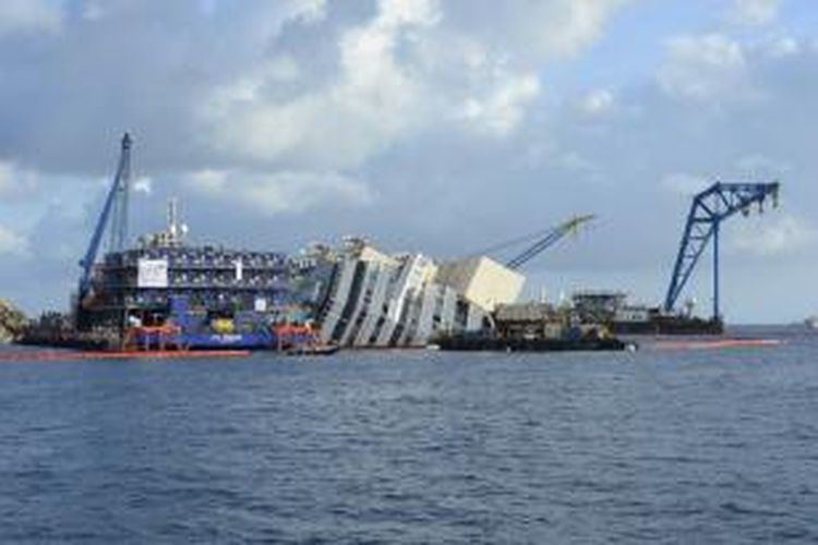 Costa Concordia, kapal pesiar sepanjang 290 meter dengan berat lebih dari 114.000 ton itu kandas di perairan Pulau Giglio, Italia pada Januari 2012. Pada Senin (16/9/2013), operasi pengangkatan bangkai kapal ini dimulai.