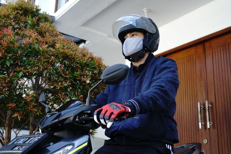 Pentingnya menggunakan jaket saat berkendara dengan motor.