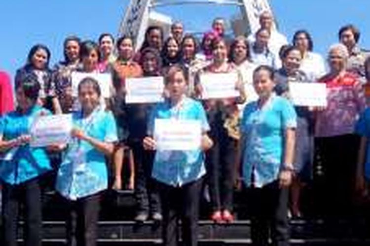 21 perempuan di Maluku mendapat penghargaan sebagai perempuan perempuan perubahan dan berani damai oleh Clerry Cleffy Institute. tampak para penerima penghargaan berfoto bersama di Tugu Gong Perdamaian DUnia, Kamis (21/4/2016)