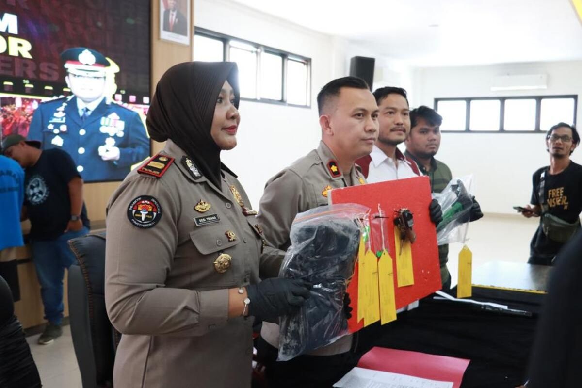 Polisi mengungkap kasus perampokan dan pembunuhan terhadap pengemudi taksi online, Anton Supriadi (38), yang jenazahnya ditemukan di semak-semak pinggir jalan Tol Jagorawi KM 37+400, Sukaraja, Kabupaten Bogor, Jawa Barat, Selasa (4/4/2023).