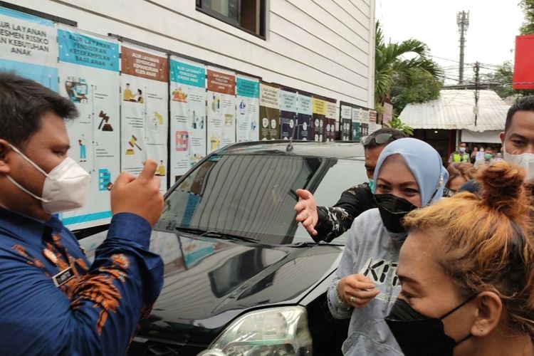 Mantan anggota DPR dari Fraksi Partai Demokrat, Angelina Sondakh menjalani lapor diri di Balai Pemasyarakatan (Bapas) Kelas I Jakarta Selatan, Jalan Moch Kahfi, Jagakarsa, Jumat (4/3/2022). 