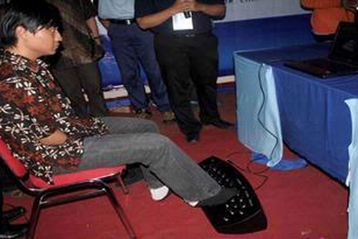 Penyandang tuna daksa Eko Sugeng (26) mengoperasikan keyboard dan mouse "Diamond" dengan kakinya dalam peluncuran "Diamond" di Solo, Jawa Tengah, Selasa (29/1/2013). Diamond yang merupakan hasil kerja sama Fakultas Teknik Universitas Gadjah Mada Yogyakarta dan PT Telekomunikasi Indonesia, Tbk ini dibuat khusus untuk memudahkan tuna daksa yang berkebatasan pada tubuh bagian atas atau lengan dalam mengakses informasi. Diharapkan, kualitas hidup mereka akan meningkat.  