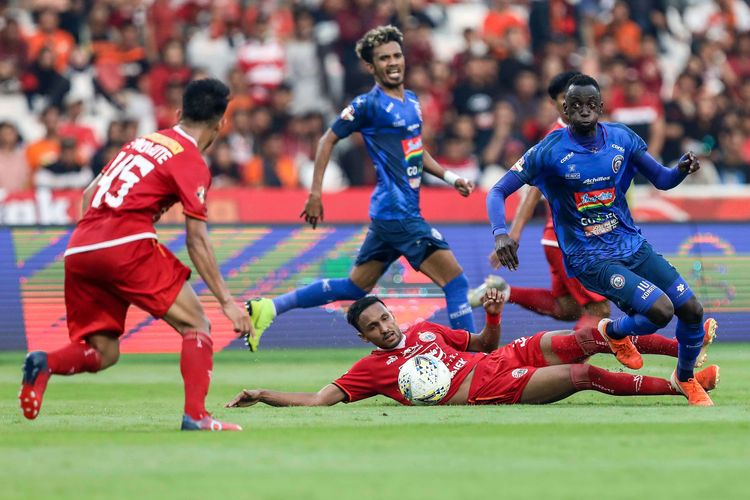 Pesepak bola klub Persija Jakarta, Rohit Chand berebut bola dengan pesepak bola Arema Malang, Konate dalam laga pekan ke-12 Liga 1 2019 di Stadion Utama Gelora Bung Karno, Jakarta, Sabtu (3/8/2019). Laga bigmatch Persija vs Arema FC berakhir dengan skor 2-2.