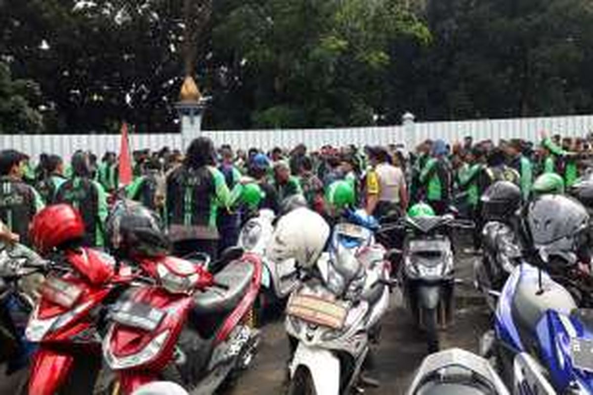 Ribuan diver GrabBike menggelar aksi unjuk rasa, Kamis (5/1/2017).