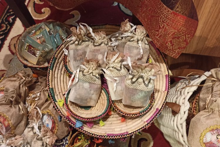 Ilustrasi tas berisi kacang yang dibawa anak-anak di Qatar saat melakukan tradisi garangao. Tas ini dipajang saat acara Qatari Nights dalam rangkaian Years of Culture di The Dharmawangsa, Jakarta Selatan, Jumat (14/4/2023).