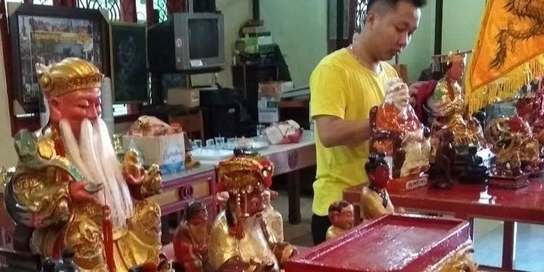 Para umat Konghucu sedang memandikan patung dewa menjelang Tahun Baru Imlek di Klenteng Poo An Kiong Blitar, Minggu (11/2/2018). 
