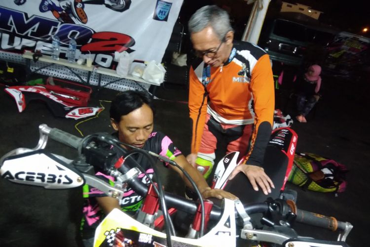 Harmono Mono bersama mekaniknya sedang mencari settingan yang pas untuk motornya jelang kualifikasi kejuaraan supermoto Trial Game Asphat (TGA) kelas FFA 450 Non Pro berlangsung pada Sabtu(4/6/2018).