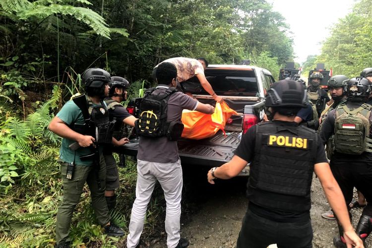 Personel Satgas Damai Cartenz mengevakuasi jasad korban pembunuhan yang dilakukan KKB di Kabupaten Yahukimo, Papua Pegunungan, Rabu (31/7/2024)