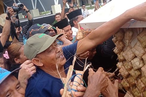 Tradisi Lebaran Topat di Mataram, Warga Ziarah ke Makam hingga Berebut Ketupat Agung