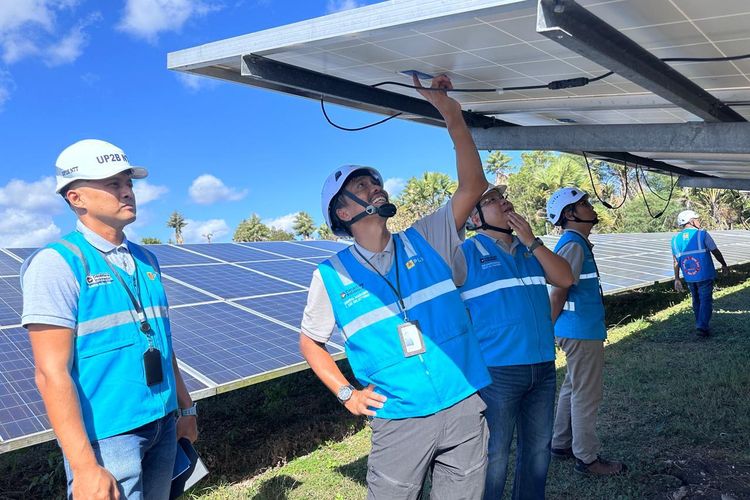 Mengintip PLTS Oelpuah, Hamparan Ribuan Panel Surya yang Menopang Transisi Energi di NTT