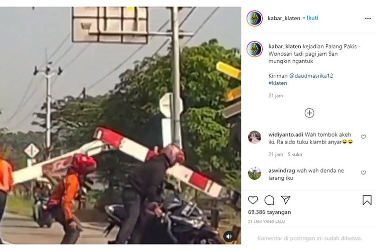 Tangkapan layar unggahan video menampilkan seorang pengendara sepeda motor menabrak palang perlintasan kereta api yang sudah menutup di Klaten, Jawa Tengah, Selasa (27/4/2021).