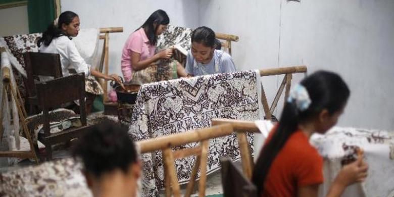 Perajin batik tulis di sanggar batik Katura, Desa Trusmi, Kecamatan Plered, Kabupaten Cirebon, Jawa Barat, Rabu (25/9/2013). Lama pembuatan batik sekitar 100 hari dengan harga jual batik tulis halus berkisar Rp 3 juta hingga Rp 15 juta.  