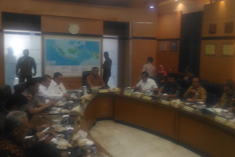 Menteri Koordinator Politik, Hukum, dan Keamanan (Menko Polhukam), Wiranto, menggelar rapat koordinasi terbatas tingkat menteri di Gedung Kemenko Polhukam, Jakarta Pusat, Jumat (19/7/2019). 