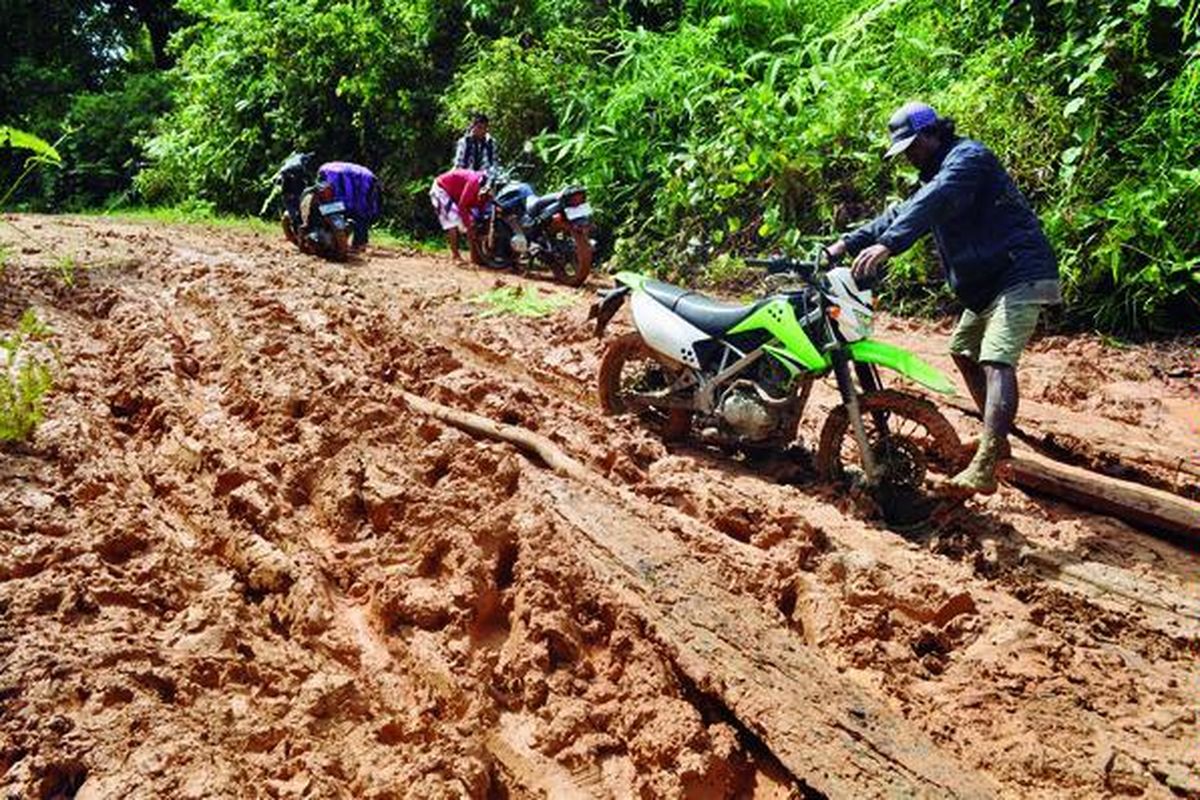 Pengendara sepeda motor, Minggu (23/10), susah payah melintasi badan jalan yang menghubungkan Desa Sioban di Kecamatan Sipora Selatan dengan Tuapejat yang merupakan ibu kota Kabupaten Kepulauan Mentawai, Sumatera Barat.