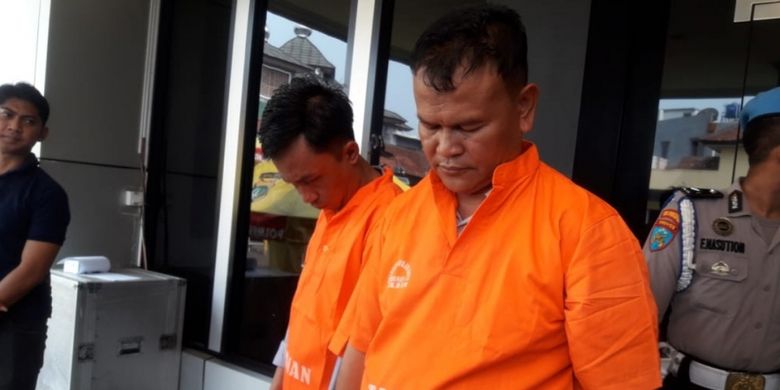Dua pelaku penjual uang palsu sebesar Rp 1Miliar dibekuk polisi di Bekasi, Kamis (18/10/2018).