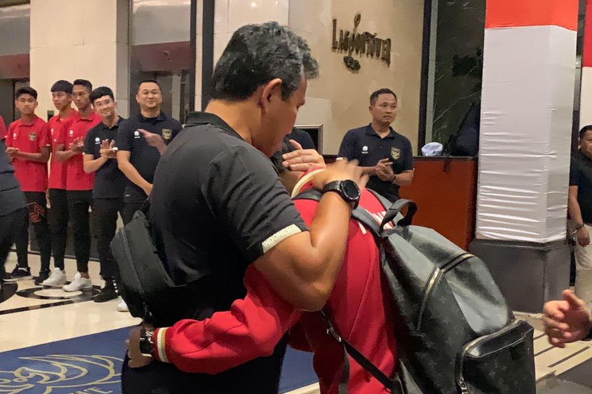 Pelatih timnas U17 Indonesia, Bima Sakti, kala menyambut kehadiran skuad timnas U23 Indonesia di Hotel Sultan, Minggu (27/8/2023).