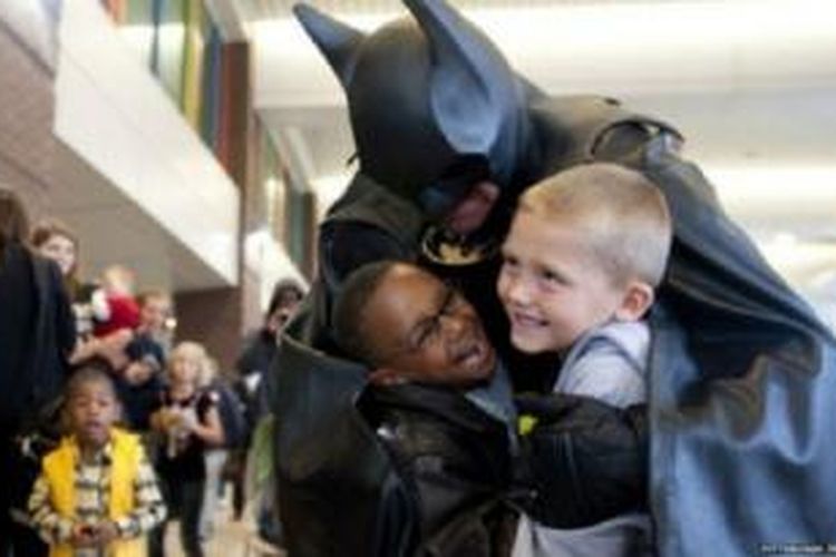 Leonard Robinson sengaja berperan sebagai Batman untuk mengunjungi anak-anak di rumah sakit. Dia telah melakoni peran tersebut selama 14 tahun terakhir. 