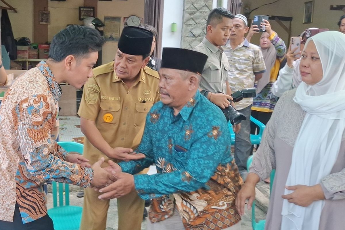 Wakil Presiden RI Gibran Rakabuming Raka mengunjungi rumah duka pelajar yang meninggal setelah mengikuti aksi demo di Kabupaten Tangerang, Selasa (2/9/2025).