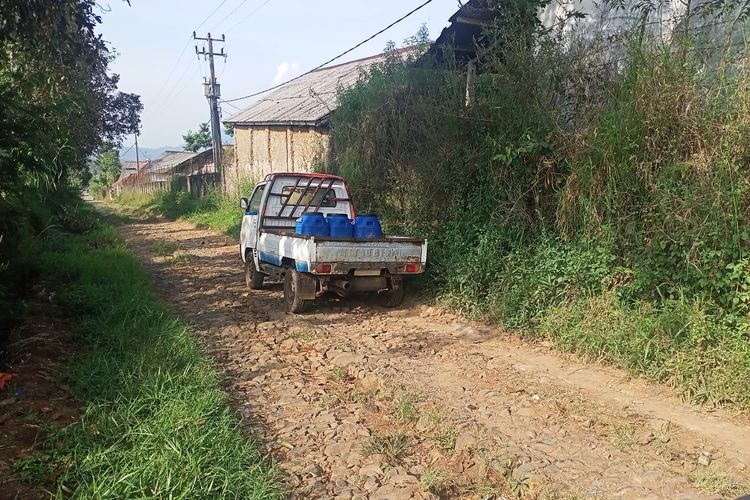 Warga Kampung Babakan Siliwangi, Desa Pinggir Sari, Kecamatan Arjasari, Kabupaten Bandung mengeluhkan jalan yang belum diperbaiki sejak 2010. Warga mesti menunggu hingga 12 tahun.