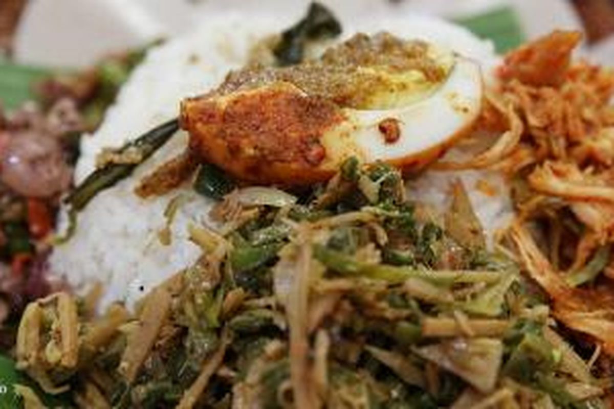 Fokus terhadap satu bagian makanan yang ingin ditonjolkan (point of interest) dengan menggunakan setingan diafragma atau bukaan besar, misalnya f:2,8 atau f:3,5, akan menghasilkan foto dengan efek blur atau bokeh yang dramatis.