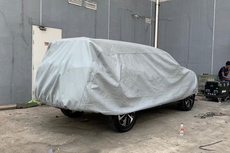 Pada persiapan GIIAS 2022, terlihat sebuah mobil yang diduga Nissan Terra terbaru masih ditutupi selimut.