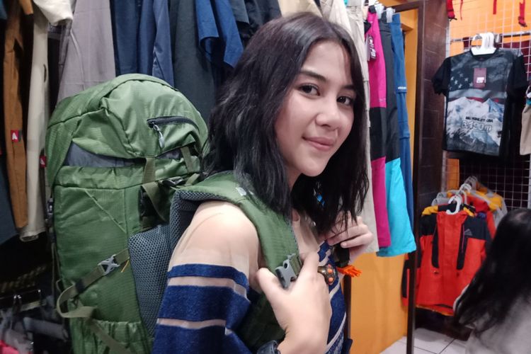 Adinda Thomas, aktris yangenyukai aktifitas outdoor termasuk pendakian gunung di store avtech, Jakarta Timur, Jumat (6/7/2018).