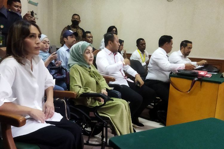 Keluarga Ferry Irawan saat menghadiri sidang perdana Ferry Irawan dengan Venna Melinda di Pengadilan Agama Jakarta Selatan pada Kamis (16/2/2023).