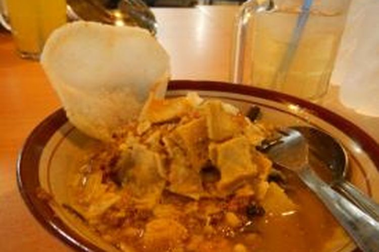 Rujak soto, kuliner eksperimen yang selalu dicari.