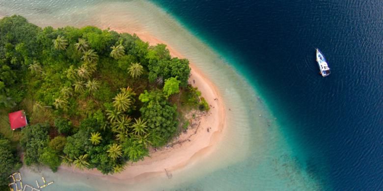 Pulau Setan, Kabupaten Pesisir Selatan, Sumatera Barat, Kamis (14/5/2015). Pulau Setan berada di kawasan Taman Laut Mandeh.