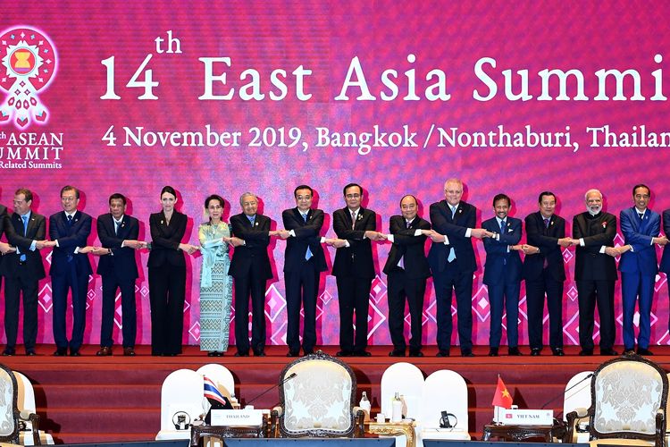 Para pemimpin Asia Tenggara dan sejumlah negara kawasan lain seperti Presiden Korea Selatan Moon Jae-in, Perdana Menteri Rusia Dmitry Medvedev, dan Perdana Menteri China Li Keqiang berjabat tangan dalam sesi foto KTT ASEAN di Bangkok, Thailand, pada 4 November 2019. Pertemuan tersebut tak dihadiri Presiden Amerika Serikat Donald Trump.