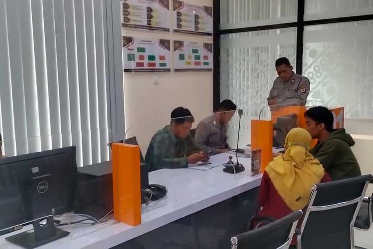 Informasi lelang motor berujung merugikan seorang karyawan pabrik garmen dari Padukuhan Ngrandu, Kalurahan Kaligung, Kapanewon Sentolo, Kabupaten Kulon Progo, Daerah Istimewa Yogyakarta. Pelaku memakai identitas polisi untuk menjebak korban. Polisi menyelidiki pelaku.