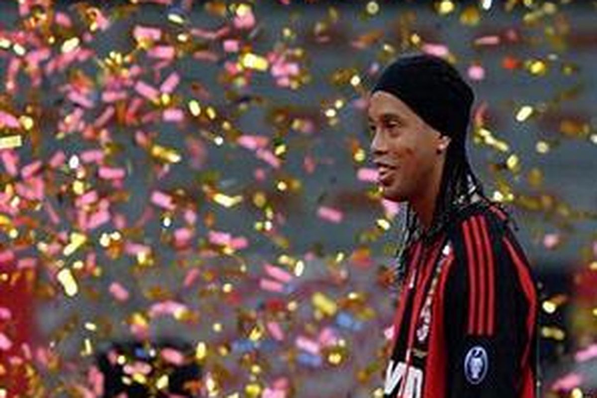 Ronaldinho disambut antusias oleh suporter Milan. Dia berharap, kepindahannya ke klub itu akan mendatangkan banyak gelar.