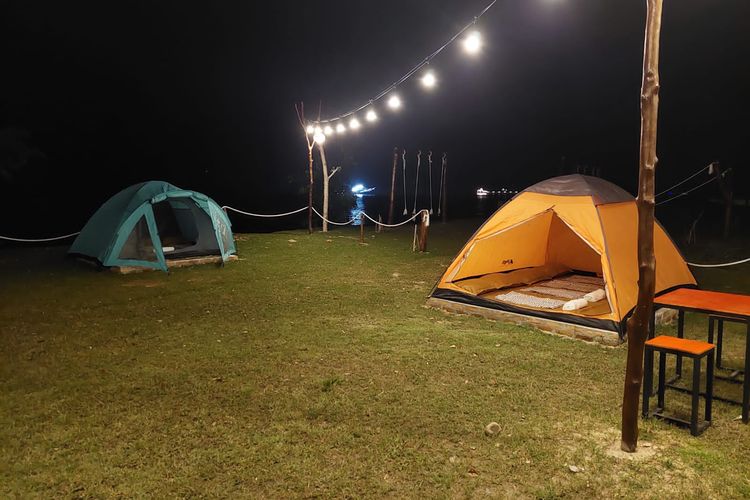 Suasana camping ground Pantai Paku, Pesisir Sekatan, Sumatera Barat