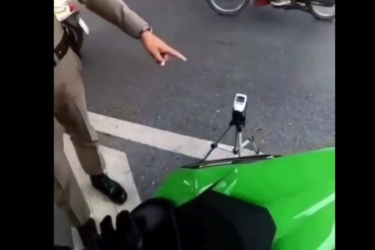 Kepolisian di Thailand menggunakan alat pengukur kebisingan suara saat menggelar razia knalpot