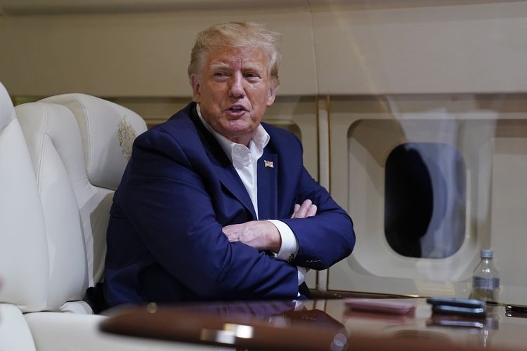 Mantan Presiden Amerika Serikat Donald Trump saat berbicara dengan wartawan dalam penerbangannya setelah kampanye di Waco Regional Airport, Texas, 25 Maret 2023, untuk menuju West Palm Beach di Florida.