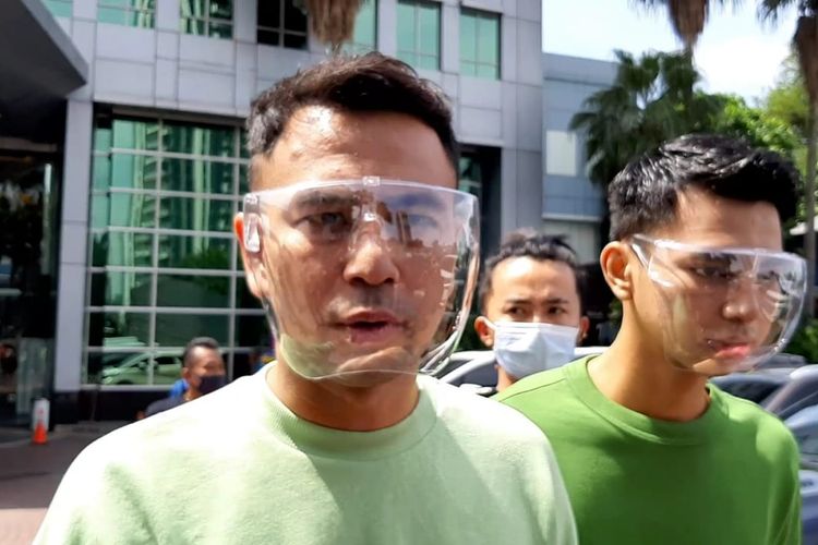 Pembawa acara Raffi Ahmad (kiri) dan Dimas Ramadhan (kanan) saat ditemui di kawasan Tendean, Jakarta Selatan, Jumat (27/11/2020).