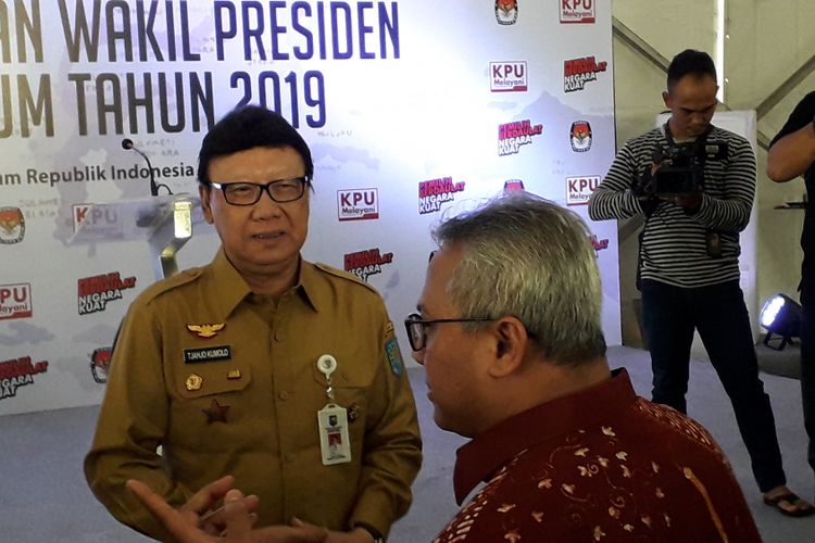 Mendagri Tjahjo Kumolo dan Ketua KPU Arief Budiman di Gedung KPU, Senin (6/8/2018).