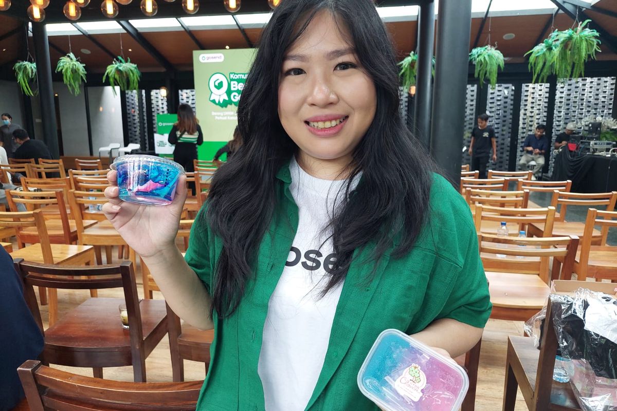 Pemilik usaha mainan slime dengan merek Clover Inside bernama Pujianti