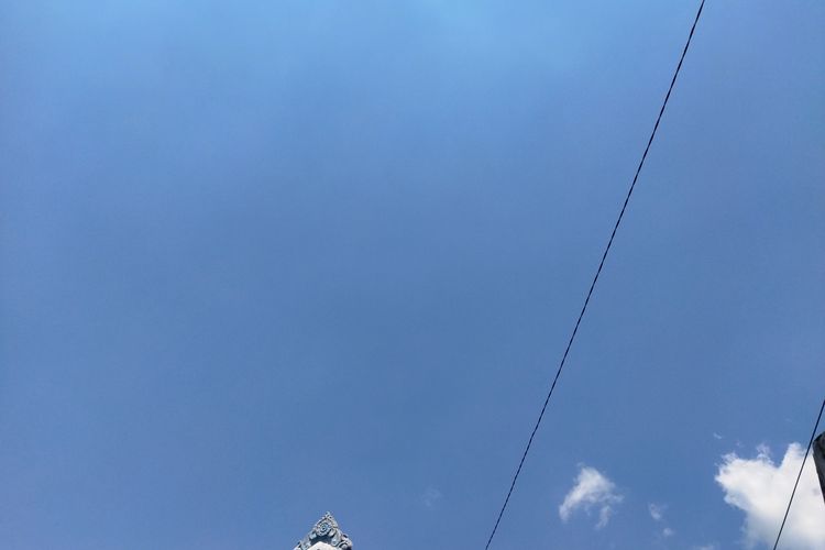 Ilustrasi langit biru cerah.