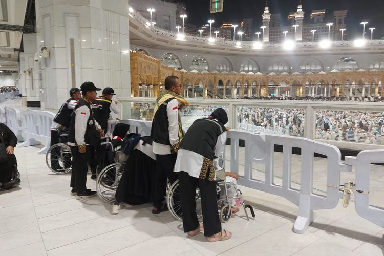 Jemaah haji Indonesia yang belum berkunjung ke Masjidil Haram difasilitasi berdoa di depan Kabah oleh Petugas Penyelenggara Ibadah Haji (PPIH).