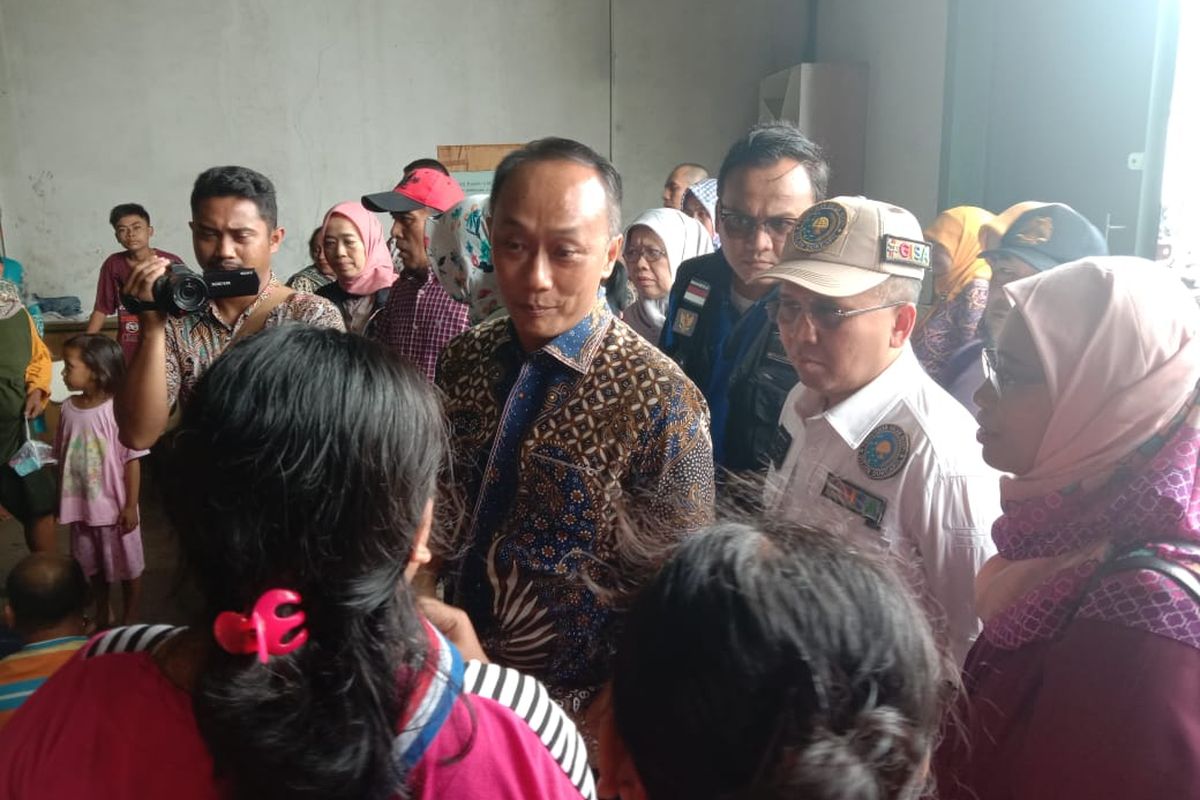 Dirjen Dukcapil, Fauzan Arif saat mengunjungi kamp pengungsian di Airport City Kabupaten Tangerang, Sabtu (4/1/2020)