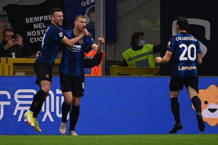 Striker Inter Milan Edin Dzeko (kedua) berselebrasi pada pertandingan Serie A Liga Italia antara Inter vs Juventus pada 24 Oktober 2021 di Stadion Giuseppe-Meazza (San Siro) di Milan.