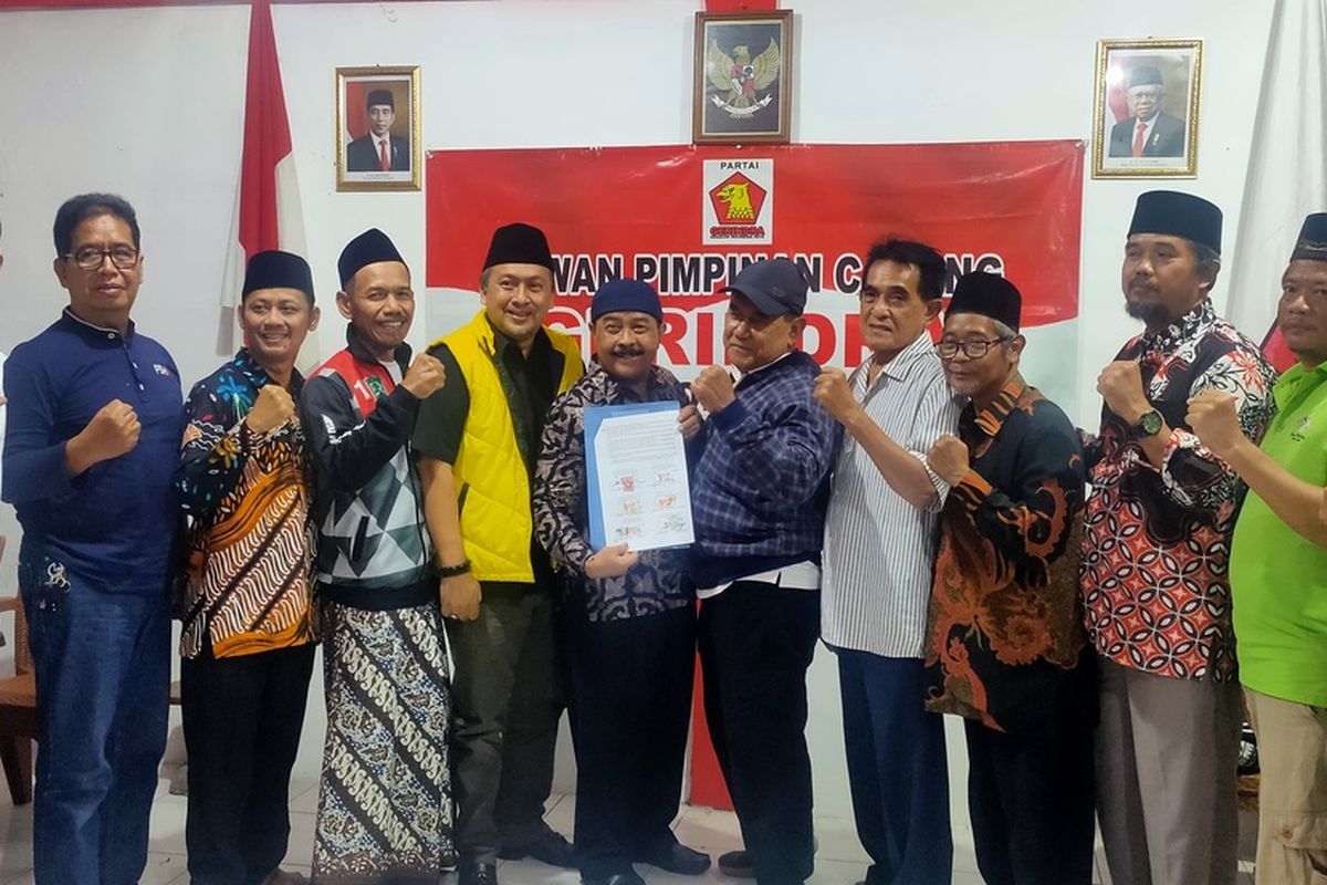 Pemimpin enam partai di Kulon Progo membentuk koalisi Kulon Progo Maju saat bertemu di kantor Partai Gerindra Kulon Progo, Kabupaten Kulon Progo, Daerah Istimewa Yogyakarta, Sabtu (20/7/2024) malam. Mereka sepakat mengusung pasangan calon bupati dan wakil bupati pilihan koalisi untuk memenangkan Pemilihan Kepala Daerah 2024 Kulon Progo.